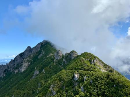 चीनका सबैभन्दा भव्य पर्वतहरू: पाँच महान् शिखरहरूको यात्रु मार्गदर्शिका