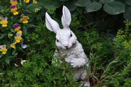 एक अनौठो थ्री-डायमेन्शनल खरायो मूर्तिकला जसले कला र फेसन बीचको सिमा मेटाउँछ