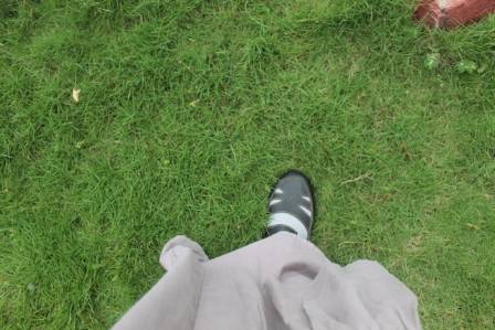 घाँसमा नाङ्गो खुट्टा हिँड्नुका ११ स्वास्थ्य लाभहरू